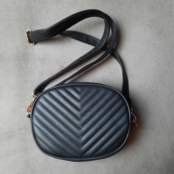 Small black handbag. - Picture 2 of 9